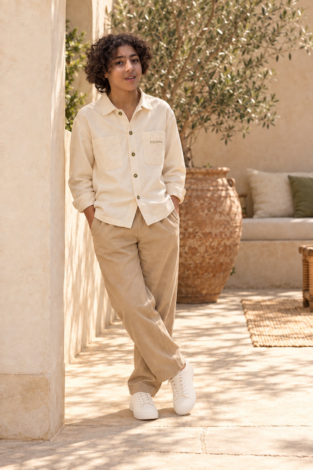 Surchemise ivoire et pantalon sable